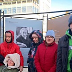 Uczniowie stoją przy wystawie poświęconej doktor Irenie Białównie