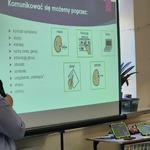 Dwie nauczycielki omawiają slajd wyświetlany na ekranie
