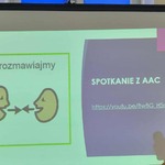 Nauczycielka objaśnia symbol wyświetlany na ekranie