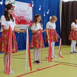 Uczennice w trakcie występu