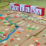 Napis z pudełek kartonowych - POLSKA oraz kontury kraju