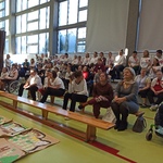 Społeczność szkolna zgromadzona na sali gimnastycznej