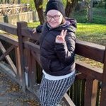 Uczennica stoi przy płocie
