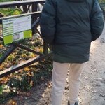 Uczeń idzie drogą w parku