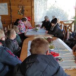 Uczestnicy wycieczki w trakcie warsztatów wykonywania mydełek