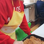 Uczennica wykłada jabłka na ciasto