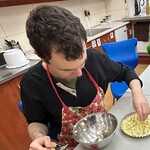 Uczeń wkłada pokrojone jabłka do małej tartaletki