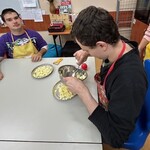 Uczeń wkłada pokrojone jabłka do małej tartaletki