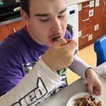 Uczeń je jabłka z kruszonką i żurawiną