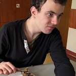 Uczeń je jabłka z kruszonką i żurawiną
