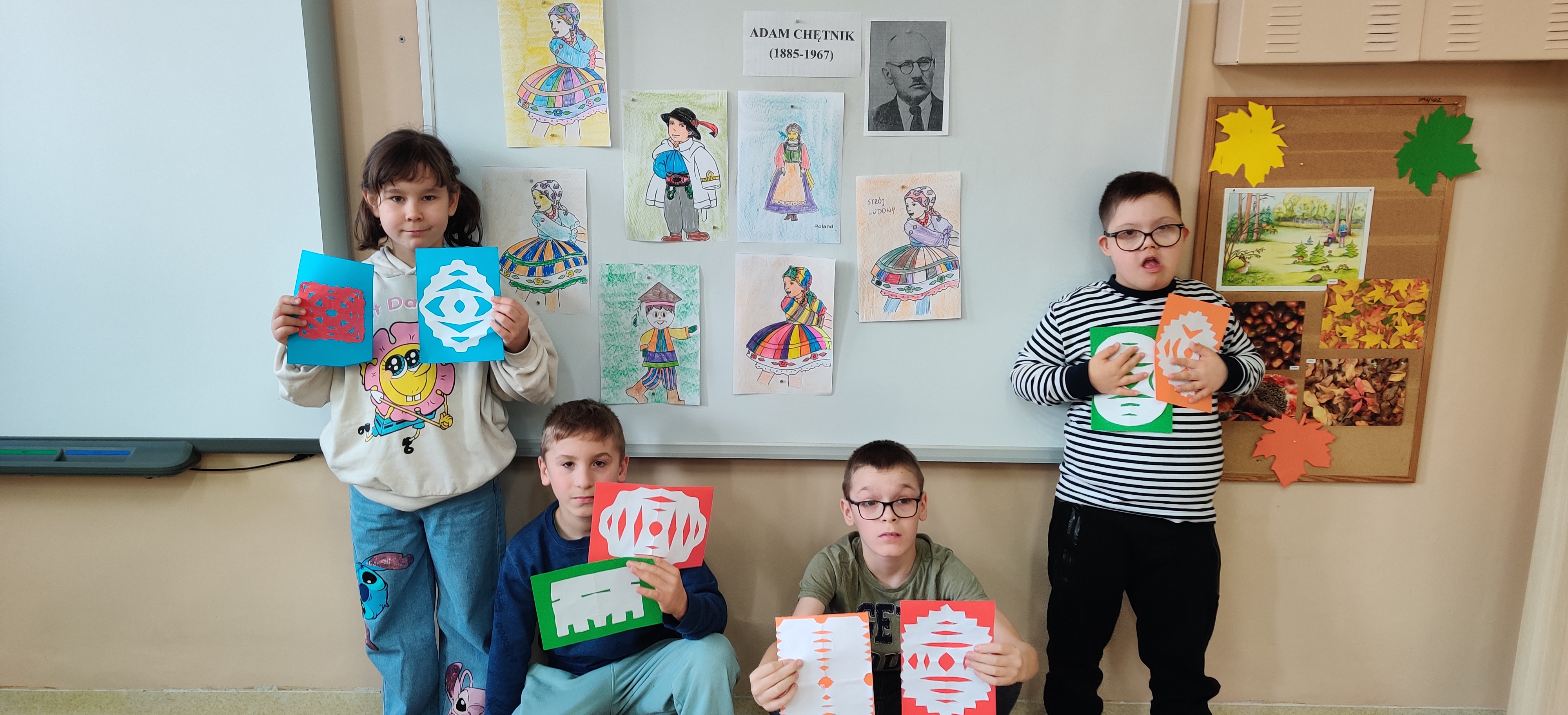 Uczniowie prezentują wykonane przez siebie wycinanki