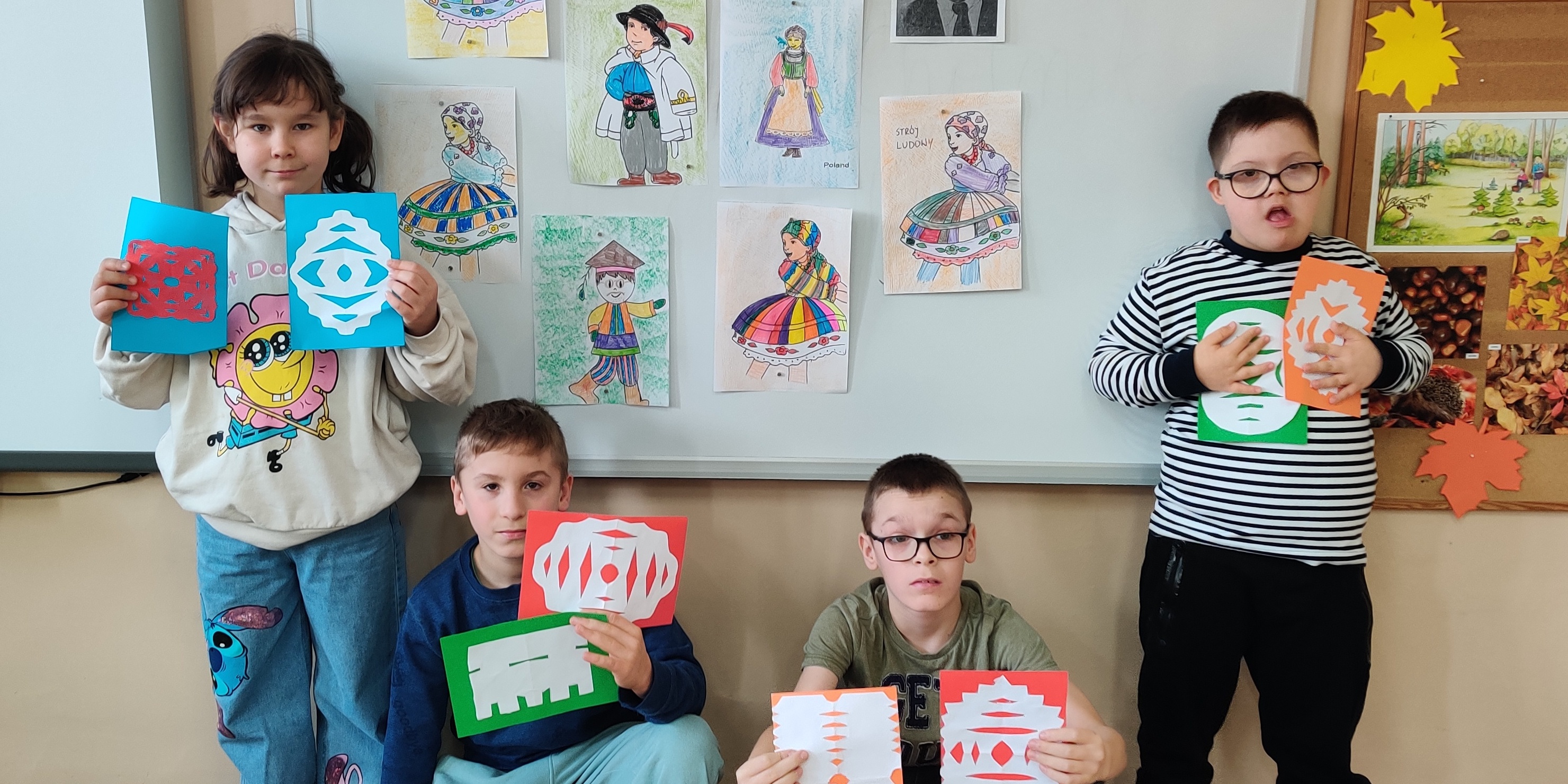 Uczniowie prezentują wykonane przez siebie wycinanki