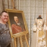 Uczeń i uczennica w muzeum