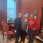 Nauczycielka i dwoje uczniów w sali muzealnej