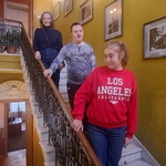 Uczniowie i nauczycielka schodzą po schodach w muzeum