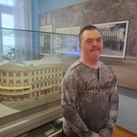Uczeń stoi przed makietą hotelu Ritz