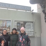 Nauczycielka i uczniowie przed wejście do Muzeum Historycznego