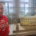 Uczennica stoi przed makietą hotelu Ritz