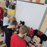Uczniowie oglądają wystawkę z przedmiotami z Myszką Miki