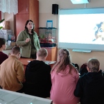 Pani edukatorka omawia slajd wyświetlany na ekranie