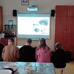 Uczniowie oglądają slajdy wyświetlane i omawiane przez panią edukator