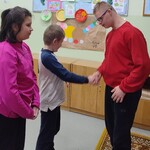 Uczeń składa życzenia koledze i koleżance.