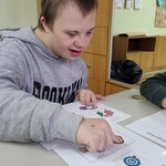 Uczniowie grają w grę rozwijającą komunikację.