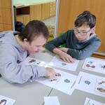 Uczniowie grają w grę rozwijającą komunikację.