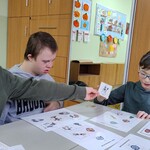 Uczniowie wymieniają się symbolami.