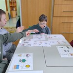 Uczniowie grają w grę rozwijającą komunikację.