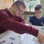 Uczniowie grają w grę rozwijającą komunikację.