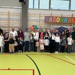 Wspólne zdjęcia uczestników uroczystości Pasowania na ucznia naszej szkoły
