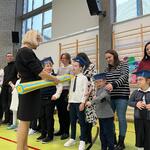 Pani Dyrektor pasuje pierwszoklasistę na ucznia naszej szkoły