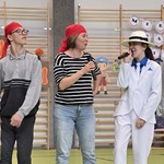Nauczycielka i uczniowie w  trakcie występu