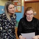 Uczestniczka konkursu z nauczycielką