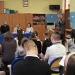 Jury, nauczyciele i uczniowie podczas konkursu