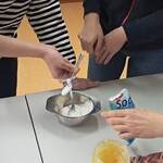 Uczniowie wsypują sodę do miski