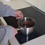 Uczniowie rozpuszczają czekoladę