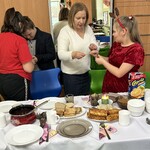 Wychowawczyni i uczniowie dzielą się opłatkiem