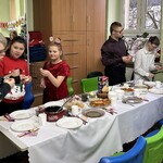 Wychowawczyni i uczniowie składają sobie życzenia