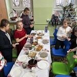 Uczniowie podczas dzielenia się opłatkiem