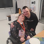 Kolega składa życzenia urodzinowe koleżance