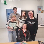 Solenizantka i jej koledzy pozują do wspólnego zdjęca