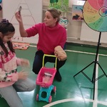 Uczennica wybiera z wózka produkty wskazane przez panią prowadzącą spotkanie