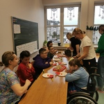 Grupa uczniów w trakcie pracy warsztatowej