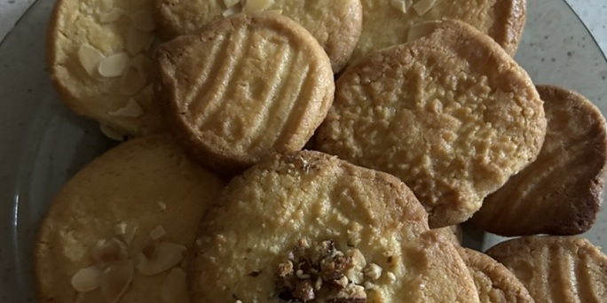 Upieczone ciasteczka na talerzu