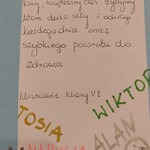 Kartka z ręcznie wypisanymi życzeniami przez uczniów