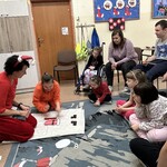 Uczennica składa z części obrazek Mikołaja