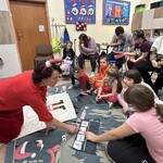 Uczennica czyta proste zdania o tematyce świątecznej wskazując palcem symbole