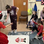 Uczennica czyta proste zdania o tematyce świątecznej wskazując palcem symbole